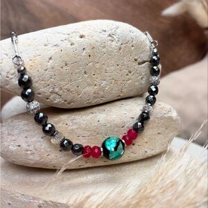 Chic Green and Red Beaded Necklace. Handmade fashion necklace Gardgy.